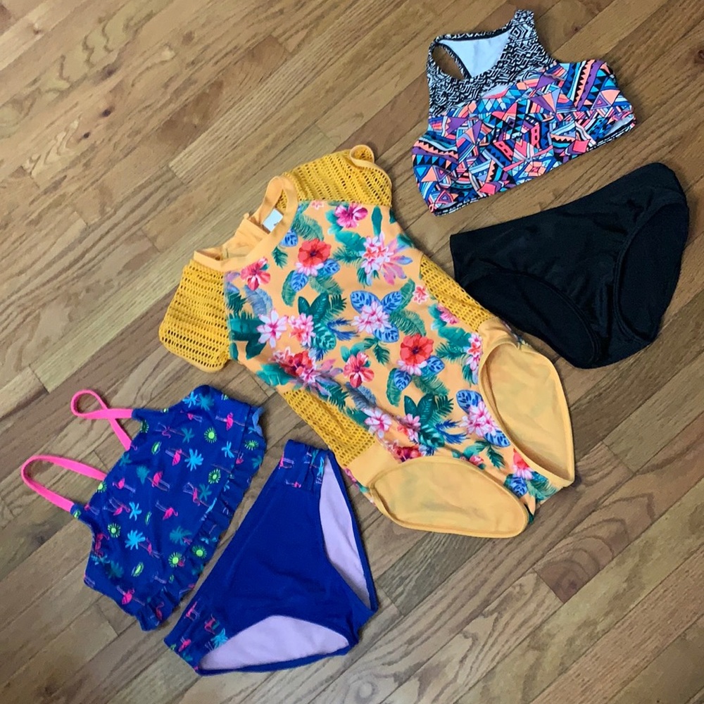 😎 3 Girls swimsuits 👙